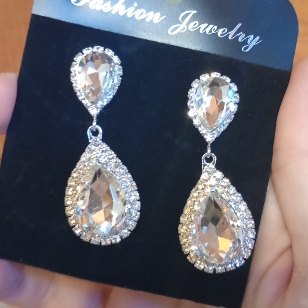 ♥️C Individually $10 Or Bundle 5/$20 Bling Silver Teardrop Earrings